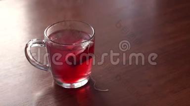 用热水和花红茶特写杯子。